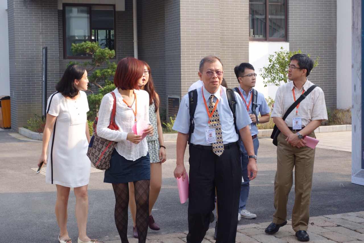 5-参观校园.jpg