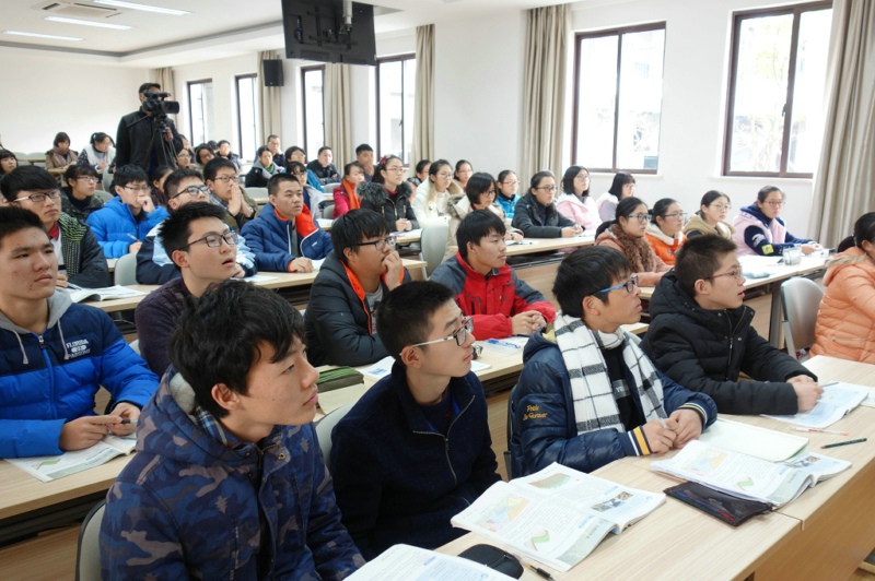 学生全身心投入上课.jpg