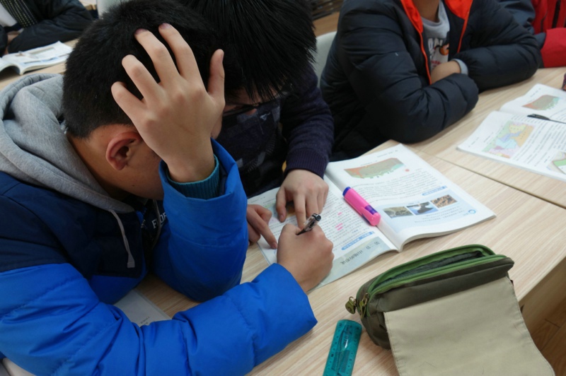 1481854915825049571.jpg 学生课堂讨论.jpg