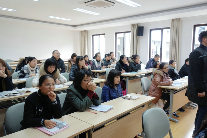 1481854943500057408.jpg 各科老师全神贯注听课.jpg