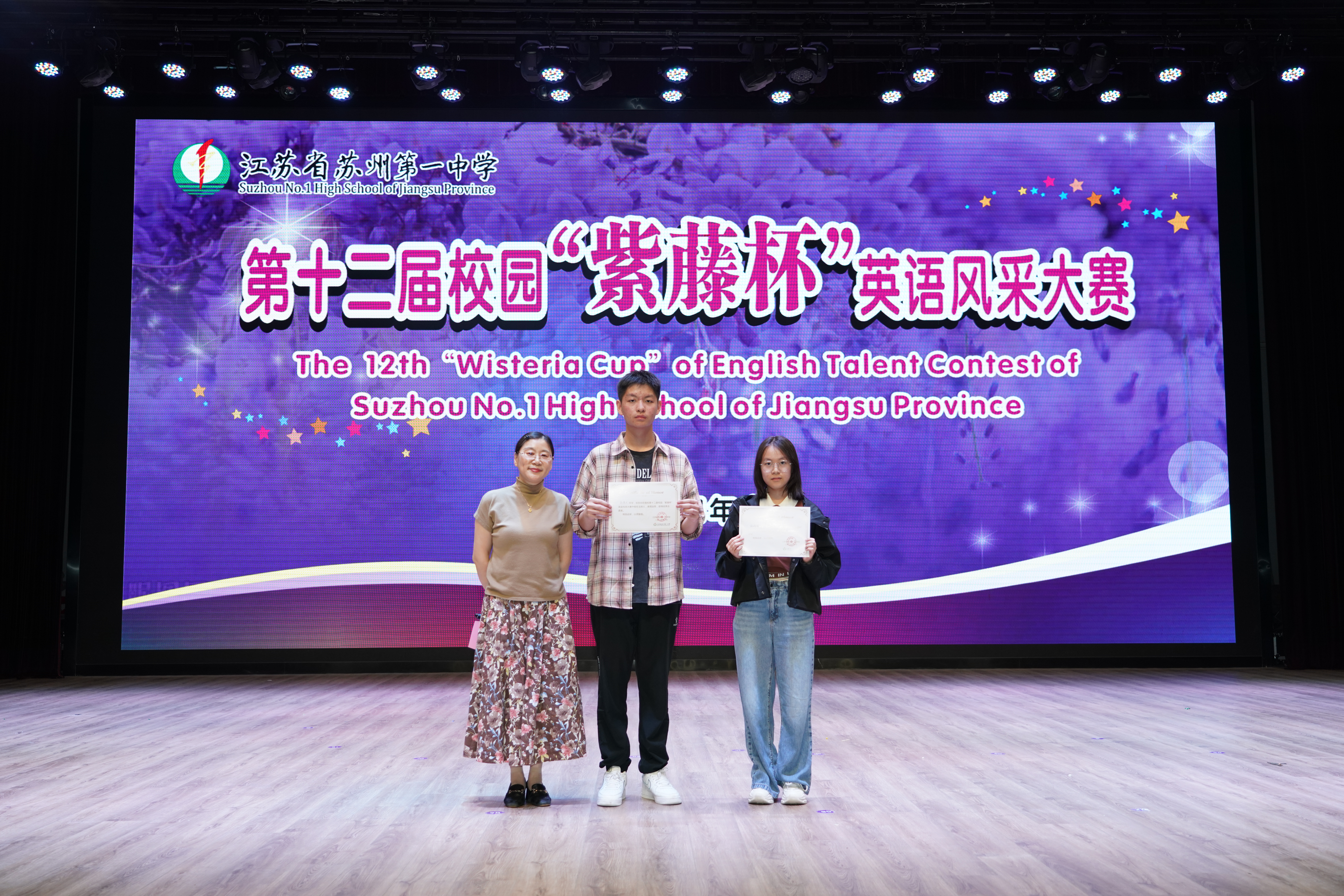 给志愿者颁奖.jpg