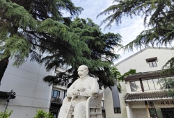 圣陶雕像.jpg